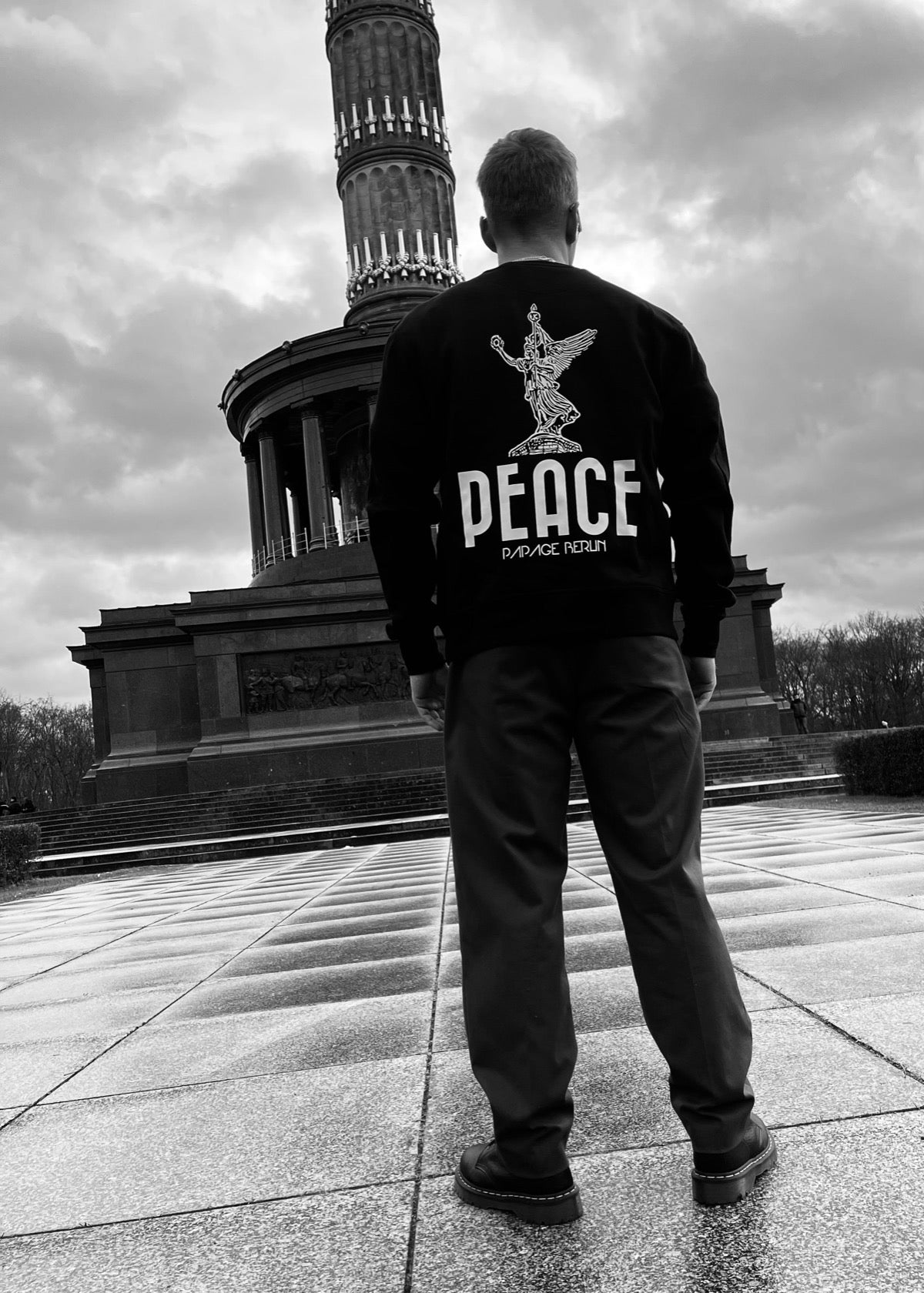 PAPAGE - 030 PEACE Crewneck black